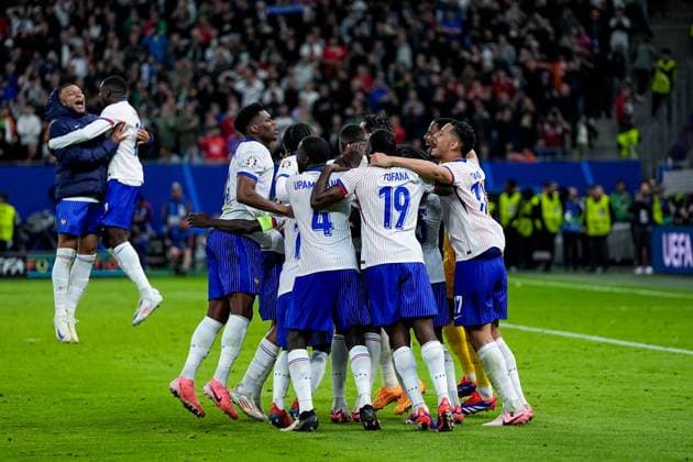 Hamburg, Germany, July 5th 2024: Players of France celebrate their victory after the penalty shootout during the UEFA EURO, EM, Europameisterschaft,Fussball 2024 Germany quarterfinal football match between Portugal and France at Volksparkstadion in Hamburg, Germany. (Daniela Porcelli SPP)  Copyright: xDanielaxPorcellix xSPPx spp-en-DaPoSp-20240705-_DP27583