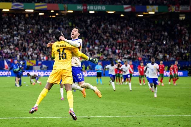 240705 Mike Maignan and Theo Hernandez of France celebrate after the UEFA Euro 2024 Football Championship Quarterfinal between Portugal and France on July 5, 2024 in Hamburg Photo Jesper Zerman BILDBYRAN kod JZ JZ0551 fotboll football soccer fotballs em europamästerskap em uefa euro uefa european football championship euro 2024 portugal frankrike france bbeng bbauto jubel  Copyright: JESPERxZERMAN BB240705JZ117