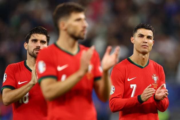 Cristiano Ronaldo of Portugal and team mates applaud fans after the shootout loss Portugal v France, UEFA European Championship, EM, Europameisterschaft 2024, Quarter Final, Football, Volksparkstadion, Hamburg, Germany, 05 Jul 2024 EDITORIAL USE ONLY No use with unauthorised audio, video, data, fixture lists, club league logos or live services. Online in-match use limited to 120 images, no video emulation. No use in betting, games or single club league player publications. Copyright: xKieranxMcManus Shutterstockx 14571382dh