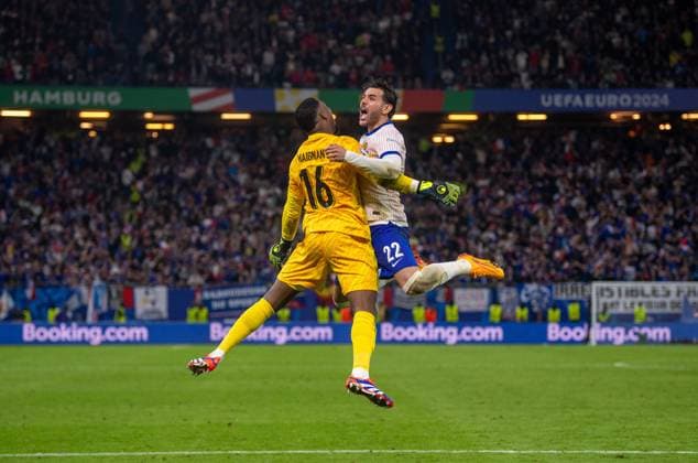 Soccer, men, season 2023 24, Euro 2024 quarterfinals in Hamburg, Portugal France, f l goalkeeper Mike Maignan France , Theo Hernandez France , cheering after the final whistle, 05 07 2024, Copyright: xSebastianxRäppold MatthiasxKochx