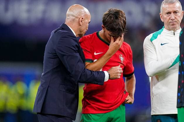 2024-07-05 Portugal v France - Quarter-Final - UEFA EURO, EM, Europameisterschaft,Fussball 2024 HAMBURG, GERMANY - JULY 5: Coach Roberto Martinez of Portugal talking to Joao Felix of Portugal who is in tears after missing the deciding penalty that costs Portugal the game during the Quarter-Final - UEFA EURO 2024 match between Portugal and France at Volksparkstadion on July 5, 2024 in Hamburg, Germany. (Photo by Joris Verwijst BSR Agency) Hamburg Germany Content not available for redistribution in The Netherlands directly or indirectly through any third parties. Copyright: xBSRxAgencyx