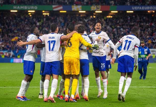 Football, men, 2023 24 season, Euro 2024 quarter-finals in Hamburg, Portugal France, French cheers after the final whistle, 05 07 2024, Copyright: xSebastianxRäppold MatthiasxKochx