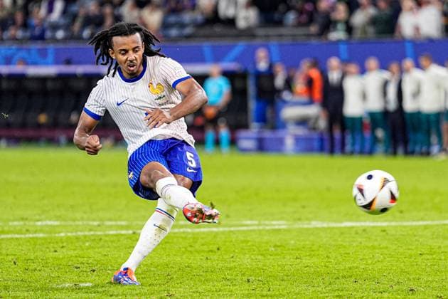 2024-07-05 Portugal v France - Quarter-Final - UEFA EURO, EM, Europameisterschaft,Fussball 2024 HAMBURG, GERMANY - JULY 5: Jules Kounde of France takes a penalty during the Quarter-Final - UEFA EURO 2024 match between Portugal and France at Volksparkstadion on July 5, 2024 in Hamburg, Germany. (Photo by Joris Verwijst BSR Agency) Hamburg Germany Content not available for redistribution in The Netherlands directly or indirectly through any third parties. Copyright: xBSRxAgencyx