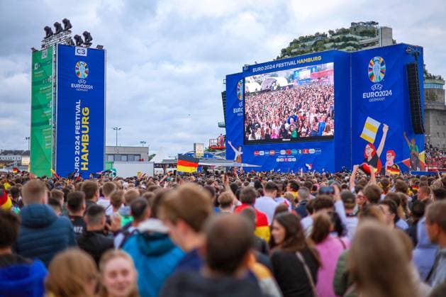 05 07 2024, Hamburg, EURO2024, Public Viewing in the Heiligengeistfeld fan zone in Hamburg German fans and supporters watch the quarter-final match between the German national team and Spain with excitement European Championship, European Championship, pack watching, emotions Hamburg Germany