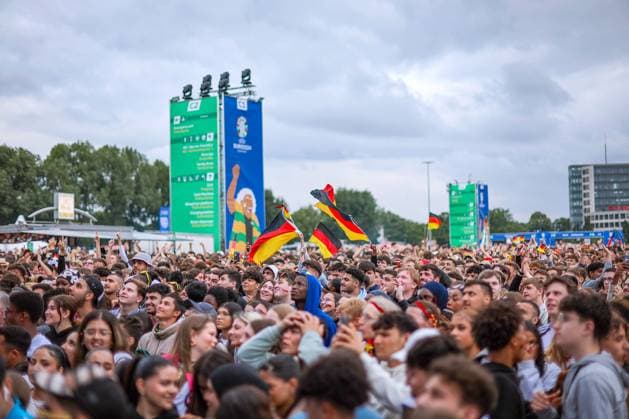 05 07 2024, Hamburg, EURO2024, Public Viewing in the Heiligengeistfeld fan zone in Hamburg German fans and supporters watch the quarter-final match between the German national team and Spain with excitement European Championship, European Championship, pack watching, emotions Hamburg Germany