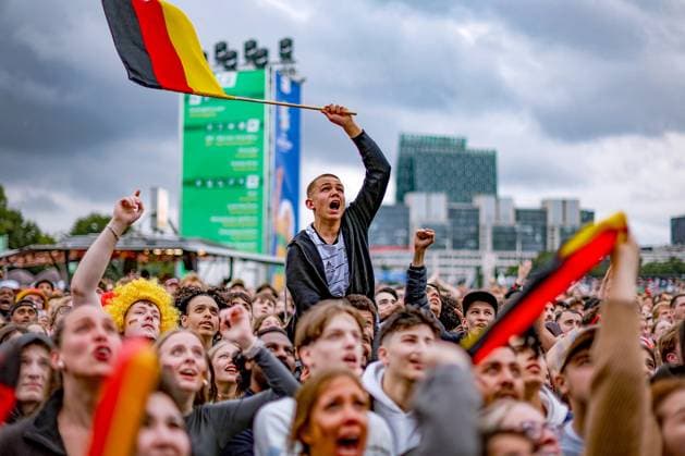 05 07 2024, Hamburg, EURO2024, Public Viewing in the Heiligengeistfeld fan zone in Hamburg German fans and supporters watch the quarter-final match between the German national team and Spain with excitement European Championship, European Championship, pack watching, emotions Hamburg Germany