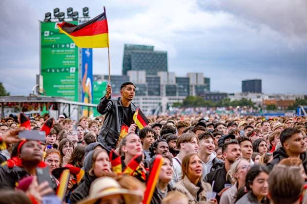 05 07 2024, Hamburg, EURO2024, Public Viewing in the Heiligengeistfeld fan zone in Hamburg German fans and supporters watch the quarter-final match between the German national team and Spain with excitement European Championship, European Championship, pack watching, emotions Hamburg Germany