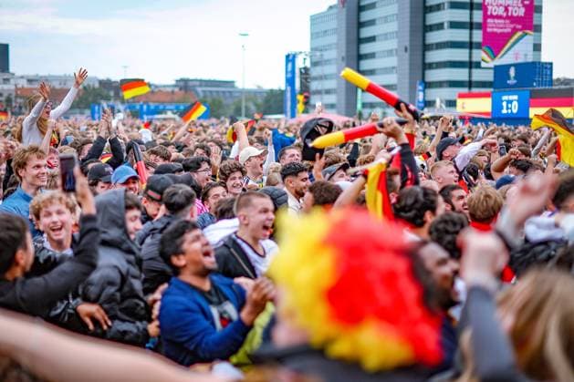 05 07 2024, Hamburg, EURO2024, Public Viewing in the fan zone Heiligengeistfeld in Hamburg German fans and supporters watch the quarter-final match between the German national team and Spain with excitement European Championship, European Championship, pack watching, emotions Cheering fans after the 1 1 equalizer Hamburg Germany