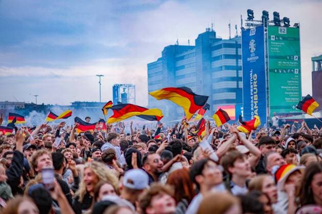 05 07 2024, Hamburg, EURO2024, Public Viewing in the fan zone Heiligengeistfeld in Hamburg German fans and supporters watch the quarter-final match between the German national team and Spain with excitement European Championship, European Championship, pack watching, emotions Cheering fans after the 1 1 equalizer Hamburg Germany