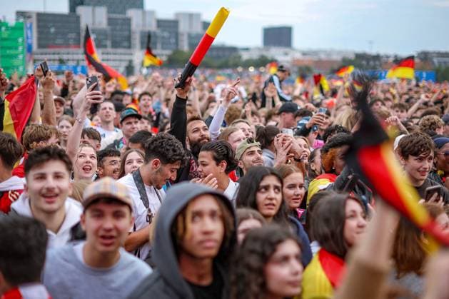 05 07 2024, Hamburg, EURO2024, Public Viewing in the fan zone Heiligengeistfeld in Hamburg German fans and supporters watch the quarter-final match between the German national team and Spain with excitement European Championship, European Championship, pack watching, emotions Cheering fans after the 1 1 equalizer Hamburg Germany