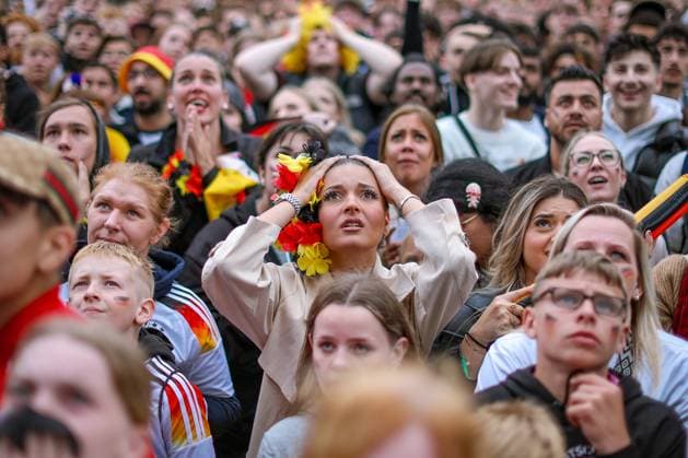 05 07 2024, Hamburg, EURO2024, Public Viewing in the fan zone Heiligengeistfeld in Hamburg German fans and supporters eagerly watch the quarter-final match between the German national team and Spain European Championship, European Championship, pack watching, emotions Disappointed faces among the German fans after the 1-2 defeat and the elimination of the German team Hamburg Germany