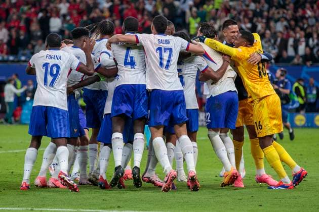 UEFA EURO 2024 Portugal France 05 07 2024 Cheers from the French after reaching the semi-finals UEFA EURO 2024 quarter-finals Portugal France Volksparkstadion Hamburg, Hamburg on 05 07 2024 Copyright: xBEAUTIFULxSPORTS Meuselx