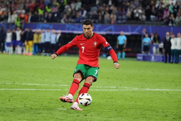 HAMBURG 05.07.2024 MECZ 1 4 FINALU CWIERCFINAL MISTRZOSTW EUROPY 2024: PORTUGALIA - FRANCJA --- QUARTERFINAL UEFA EURO, EM, Europameisterschaft,Fussball 2024 MATCH: PORTUGAL - FRANCE RZUTY KARNE CRISTIANO RONALDO FOT. PIOTR KUCZA FOTOPYK NEWSPIX.PL --- Newspix.pl  240705PYK0044