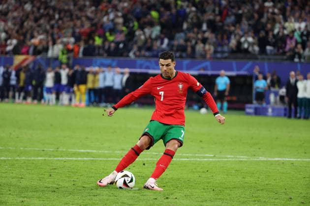 HAMBURG 05.07.2024 MECZ 1 4 FINALU CWIERCFINAL MISTRZOSTW EUROPY 2024: PORTUGALIA - FRANCJA --- QUARTERFINAL UEFA EURO, EM, Europameisterschaft,Fussball 2024 MATCH: PORTUGAL - FRANCE RZUTY KARNE CRISTIANO RONALDO FOT. PIOTR KUCZA FOTOPYK NEWSPIX.PL --- Newspix.pl  240705PYK0045