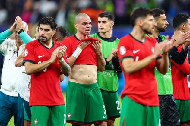 Portugal gegen Frankreich 5. Juli 2024, Hamburg UEFA EUROs Viertelfinale Portugal gegen Frankreich Pepe von Portugal reagiert nach der Niederlage Foto Charlotte Wilson Abseits Hamburg Deutschland  Copyright: xCharlottexWilsonx xOffsidexOffside
