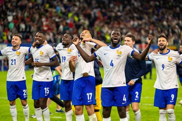 Portugal v France, UEFA EURO, EM, Europameisterschaft,Fussball 2024, Hamburg, Germany Hamburg, Germany. 05th, July 2024. William Saliba (17) and Dayot Upamecano (4) of France seen in celebration after winning the UEFA Euro 2024 quarter final match between Portugal and France at Volksparkstadion in Hamburg. Hamburg Germany  Copyright: xGonzalesxPhoto FrederikkexJensenx