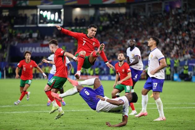 HAMBURG 05.07.2024 MECZ 1 4 FINALU CWIERCFINAL MISTRZOSTW EUROPY 2024: PORTUGALIA - FRANCJA 0:0 k. 3:5 --- QUARTERFINAL UEFA EURO, EM, Europameisterschaft,Fussball 2024 MATCH: PORTUGAL - FRANCE 0:0 k. 3:5 CRISTIANO RONALDO AURELIEN TCHOUAMENI FOT. PIOTR KUCZA FOTOPYK NEWSPIX.PL --- Newspix.pl  240705PYK1095