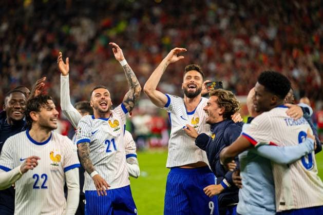 Sport Bilder des Tages Portugal v France, UEFA EURO, EM, Europameisterschaft,Fussball 2024, Hamburg, Germany Hamburg, Germany. 05th, July 2024. Jonathan Clauss (21), Olivier Giroud (9) and Antoine Griezmann of France seen in celebration after winning the UEFA Euro 2024 quarter final match between Portugal and France at Volksparkstadion in Hamburg. Hamburg Germany  Copyright: xGonzalesxPhoto FrederikkexJensenx