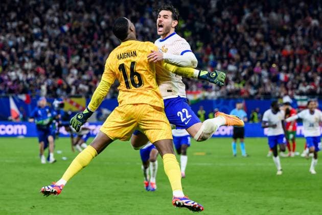 240705 Theo Hernandez celebrate with goalkeeper Mike Maignan of France after sovirng the decisive penalt in the penalty shootout during the UEFA Euro 2024 Football Championship Quarterfinal between Portugal and France on July 5, 2024 in Hamburg Photo Jesper Zerman BILDBYRAN kod JZ JZ0551 fotboll football soccer fotballs em europamästerskap em uefa euro uefa european football championship euro 2024 portugal frankrike france bbeng jubel  Copyright: JESPERxZERMAN BB240705JZ138