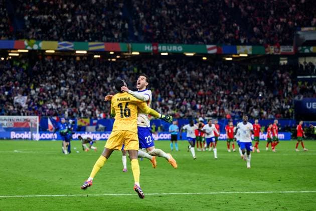 240705 Theo Hernandez celebrate with goalkeeper Mike Maignan of France after sovirng the decisive penalt in the penalty shootout during the UEFA Euro 2024 Football Championship Quarterfinal between Portugal and France on July 5, 2024 in Hamburg Photo Jesper Zerman BILDBYRAN kod JZ JZ0551 fotboll football soccer fotballs em europamästerskap em uefa euro uefa european football championship euro 2024 portugal frankrike france bbeng jubel  Copyright: JESPERxZERMAN BB240705JZ140