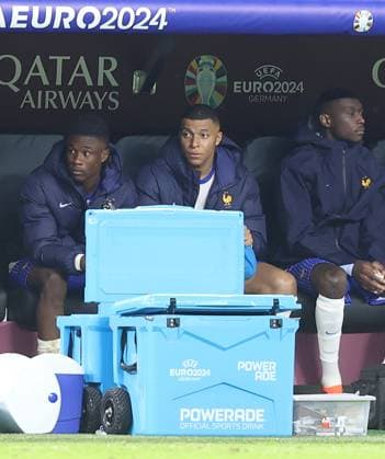 - Portugal v France, UEFA EURO, EM, Europameisterschaft,Fussball 2024, Quarter Final, Hamburg Football Stadium, Hamburg, Germany - 5th July 2024. Kylian Mbappe of France sits on the subs bench after being taken off injured. - Portugal v France, UEFA Euro 2024, Quarter Final, Hamburg Football Stadium, Hamburg, Germany - 5th July 2024. Hamburg Hamburg Football Stadium Germany Copyright: xDanxWeirx CP_Portugal_France_16