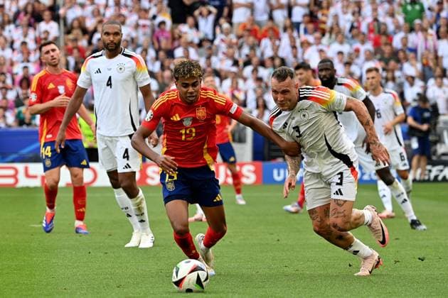 05 07 2024, xjrdrx, Football EM 2024 1 4 Final, Germany Spain emspor, v l Lamine Yamal Nasraoui Ebana Spain David Raum Deutsche Fussball Nationalmannschaft DFB Zweikampf, Aktion, action, battle for the ball DFL DFB REGULATIONS PROHIBIT ANY USE OF PHOTOGRAPHS as IMAGE SEQUENCES and or QUASI VIDEO Stuttgart