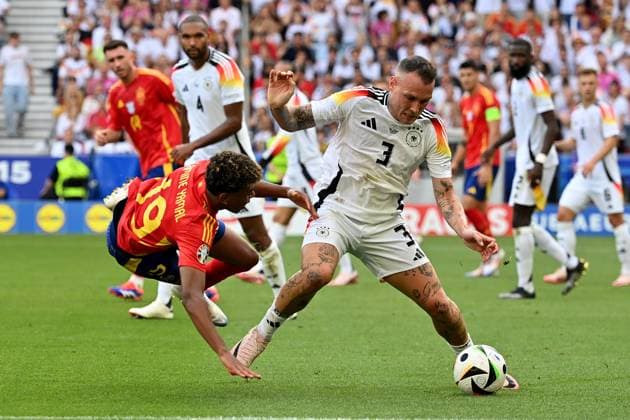 05 07 2024, xjrdrx, Football EM 2024 1 4 Final, Germany Spain emspor, v l Lamine Yamal Nasraoui Ebana Spain David Raum Deutsche Fussball Nationalmannschaft DFB Zweikampf, Aktion, action, battle for the ball DFL DFB REGULATIONS PROHIBIT ANY USE OF PHOTOGRAPHS as IMAGE SEQUENCES and or QUASI VIDEO Stuttgart