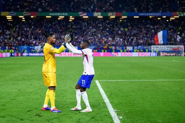 240705 Ousmane Dembele celebrates with goalkeeper Mike Maignan of France after scoring a penalty during the penalty shootout in the UEFA Euro 2024 Football Championship Quarterfinal between Portugal and France on July 5, 2024 in Hamburg Photo Jesper Zerman BILDBYRAN kod JZ JZ0551 fotboll football soccer fotballs em europamästerskap em uefa euro uefa european football championship euro 2024 portugal frankrike france bbeng jubel  Copyright: JESPERxZERMAN BB240705JZ151