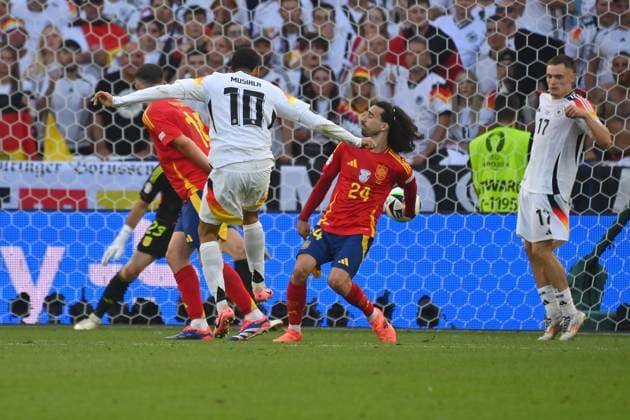 Controversial scene No penalty Spains Marc Cucurella M gets the shot from Jamal Musiala to the hand slightly splayed from the body, thus preventing a great chance for the DFB penalty kien penalty,penalty kick action,shot re Florian Wirtz GER , quarterfinal Spain ESP Germany GER 2 1 n V on 05 07 2024,Stuttgart Arena, Football UEFA EURO 2024 GERMANY from 14 06 2024 14 07 2024