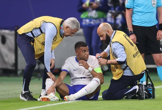 - Portugal v France, UEFA EURO, EM, Europameisterschaft,Fussball 2024, Quarter Final, Hamburg Football Stadium, Hamburg, Germany - 5th July 2024. Kylian Mbappe of France receives medical treatment for an injury to his broken nose before being taken off the pitch injured. - Portugal v France, UEFA Euro 2024, Quarter Final, Hamburg Football Stadium, Hamburg, Germany - 5th July 2024. Hamburg Hamburg Football Stadium Germany Copyright: xDanxWeirx CP_Portugal_France_19