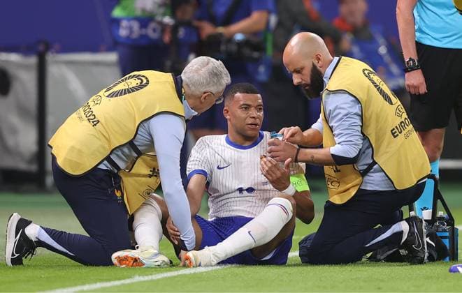 - Portugal v France, UEFA EURO, EM, Europameisterschaft,Fussball 2024, Quarter Final, Hamburg Football Stadium, Hamburg, Germany - 5th July 2024. Kylian Mbappe of France receives medical treatment for an injury to his broken nose before being taken off the pitch injured. - Portugal v France, UEFA Euro 2024, Quarter Final, Hamburg Football Stadium, Hamburg, Germany - 5th July 2024. Hamburg Hamburg Football Stadium Germany Copyright: xDanxWeirx CP_Portugal_France_23