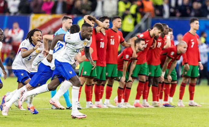 Sport Bilder des Tages 5th July 2024; Volksparkstadion, Hamburg, Germany; Euro 2024 Quarter Final Football, Portugal versus France; Team France celebration as they win 5-3 on penalty shoot-out  ActionPlus12664511 FotoxOlimpik