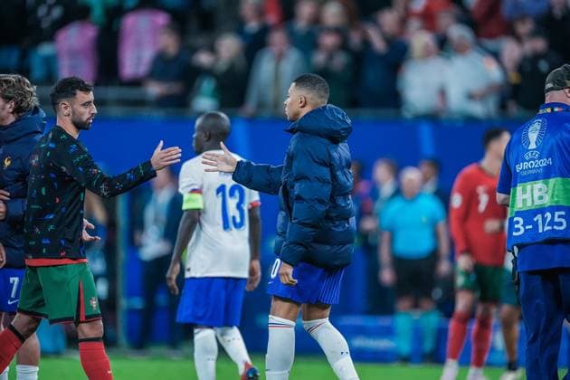 EURO 2024 - Quarter-Finals: Portugal vs. France Kylian Mbappe shakes hands with Bruno Fernandes after the EURO 2024 penalty shootout between Portugal and France on 05 July 2024, at Volksparkstadion, in Hamburg, Germany Hamburg Volksparkstadion Germany Copyright: xAlexandraxFechetex DSC09327
