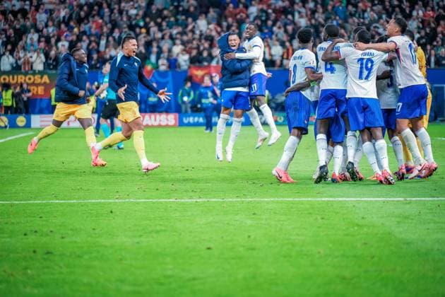 EURO 2024 - Quarter-Finals: Portugal vs. France France celebrate qualifying for the semi-finals after the EURO 2024 Quarter-Final penalty shootout between Portugal and France on 05 July 2024, at Volksparkstadion, in Hamburg, Germany Hamburg Volksparkstadion Germany Copyright: xAlexandraxFechetex _ADR3369