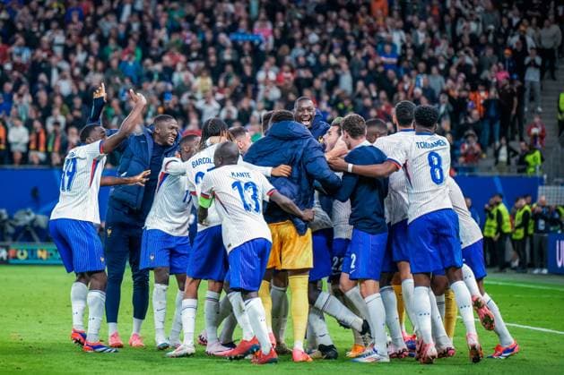 EURO 2024 - Quarter-Finals: Portugal vs. France France celebrate qualifying for the semi-finals after the EURO 2024 Quarter-Final penalty shootout between Portugal and France on 05 July 2024, at Volksparkstadion, in Hamburg, Germany Hamburg Volksparkstadion Germany Copyright: xAlexandraxFechetex _ADR3444