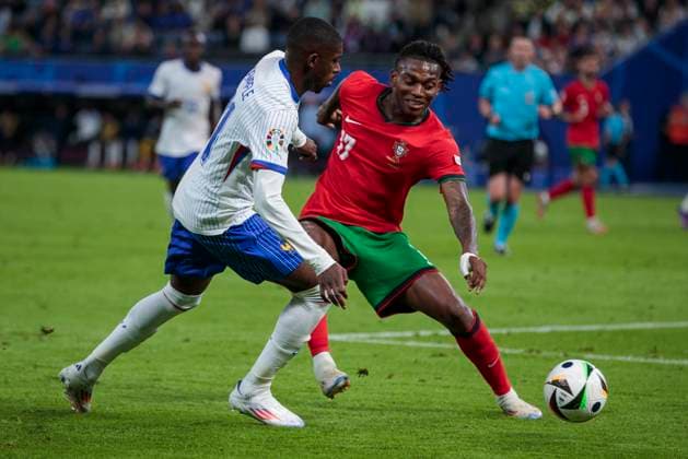 UEFA EURO 2024 Portugal France 05 07 2024 Rafael Leao Portugal, 17 in duel with Ousman Dembele France, 11 UEFA EURO 2024 quarter-final Portugal France Volksparkstadion Hamburg, Hamburg on 05 07 2024 Copyright: xBEAUTIFULxSPORTS Meuselx
