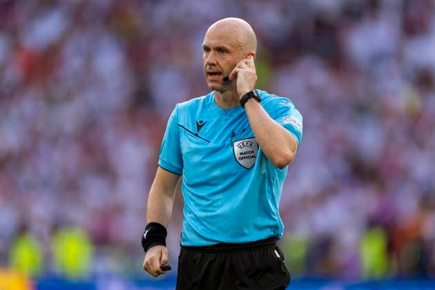 05 07 2024, Football UEFA EURO 2024, Quarter-final, Spain Germany, in the Stuttgart Arena re Florian Wirtz Germany complains to referee Anthony Taylor England does not penalize a handball by a Spaniard in stoppage time, and does not seek VAR either