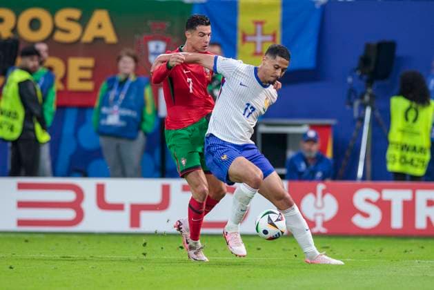 UEFA EURO 2024 Portugal France 05 07 2024 William Saliba France, 17 in duel with Cristiano Ronaldo Portugal, 7 UEFA EURO 2024 quarter-final Portugal France Volksparkstadion Hamburg, Hamburg on 05 07 2024 Copyright: xBEAUTIFULxSPORTS Meuselx