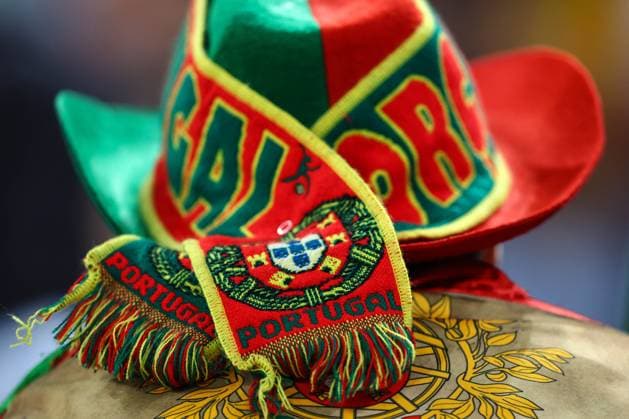 Portugal gegen Frankreich 5. Juli 2024, Hamburg UEFA EUROs Viertelfinale Portugal gegen Frankreich Ein Portugal-Schal, der um einen rot-grünen Cowboyhut gebunden ist Foto Charlotte Wilson Abseits Hamburg Deutschland  Copyright: xCharlottexWilsonx xOffsidexOffside
