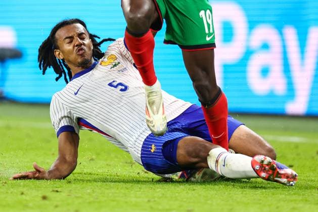 Portugal - Frankreich 5. Juli 2024, Hamburg UEFA EUROs Viertelfinale Portugal - Frankreich Jules Kounde (Frankreich) greift Nuno Mendes (Portugal) an Foto Charlotte Wilson Abseits Hamburg Deutschland  Copyright: xCharlottexWilsonx xOffsidexOffside