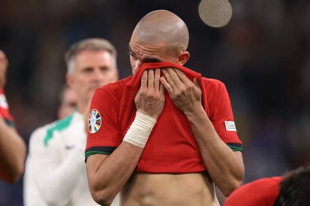 Sport Bilder des Tages Hamburg, Germany, 5th July 2024. An emotional Pepe of Portugal fails to hold back the tears of disappointment followng the defeat in the penalty shoot out of the UEFA European Championships quarter final match at Volksparkstadion, Hamburg. Picture credit should read: Jonathan Moscrop Sportimage EDITORIAL USE ONLY. No use with unauthorised audio, video, data, fixture lists, club league logos or live services. Online in-match use limited to 120 images, no video emulation. No use in betting, games or single club league player publications. SPI-3219-0075