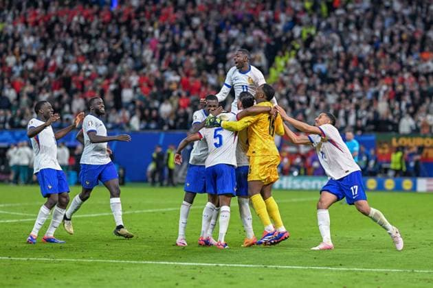 Euro 2024 Portugal France on 05 07 2024 at Volksparkstadion in Hamburg Players of France celebrate the winning penalty in the penalty shoot out, Jules Kounde 5 of France, Theo Hernandez 22 of France, William Saliba 17 of France, Mike Maignan 16 of France MT