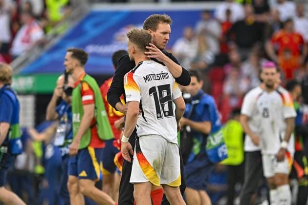 Julian Nagelsmann head coach Germany troestet Maximilian Mittelstädt Mittelstaedt 18 Germany 05 07 2024 European Football Championship in Germany Spain vs Germany , Neckarpark Stadion, Stuttgart, Baden Württemberg Germany Copyright: xpepphotox xHorstxMauelshagenx pep00321, pep_20240705_hm