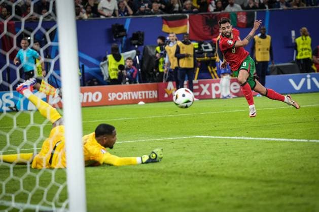 (240706) -- HAMBURG, July 6, 2024 -- Bruno Fernandes (R) of Portugal shoots during the UEFA EURO, EM, Europameisterschaft,Fussball 2024 quarter-final match between Portugal and France in Hamburg, Germany on July 5, 2024. ) (SP)GERMANY-HAMBURG-FOOTBALL-EURO 2024-QUARTER FINAL-PORTUGAL VS FRANCE PanxYulong 
