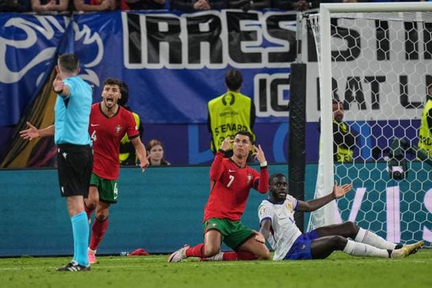 (240706) -- HAMBURG, July 6, 2024 -- Cristiano Ronaldo (2nd R) gestures to referee Michael Oliver during the UEFA EURO, EM, Europameisterschaft,Fussball 2024 quarter-final match between Portugal and France in Hamburg, Germany on July 5, 2024. ) (SP)GERMANY-HAMBURG-FOOTBALL-EURO 2024-QUARTER FINAL-PORTUGAL VS FRANCE PengxZiyang 