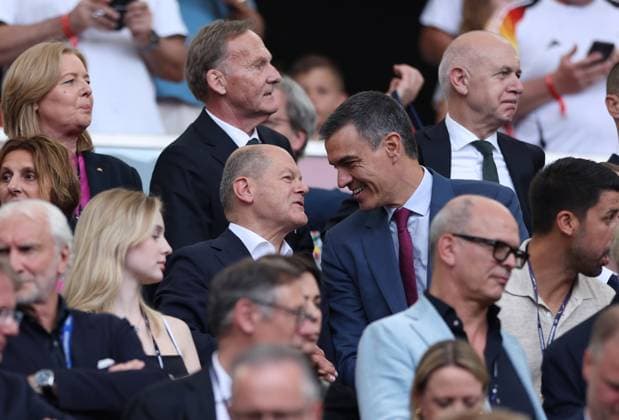 (240706) -- STUTTGART, July 6, 2024 -- German Chancellor Olaf Scholz (Center,L) chats with Spanish Prime Minister Pedro Sanchez (Center,R) during the UEFA EURO, EM, Europameisterschaft,Fussball 2024 quarter-final match between Spain and Germany in Stuttgart, Germany on July 5, 2024. ) (SP)GERMANY-STUTTGART-FOOTBALL-EURO 2024-QUARTER FINAL-SPAIN VS GERMANY BaixXuefei 