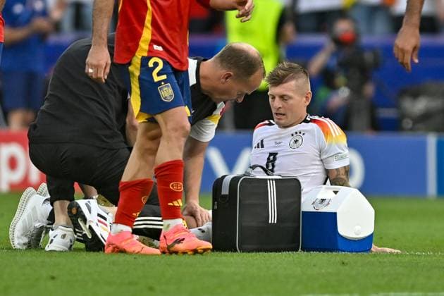 Toni Kroos 8 Germany injured calf cramp on the ground with paramedic 05 07 2024 European Football Championship in Germany Spain vs Germany , Neckarpark Stadion, Stuttgart, Baden Württemberg Germany Copyright: xpepphotox xHorstxMauelshagenx pep00321, pep_20240705_hm
