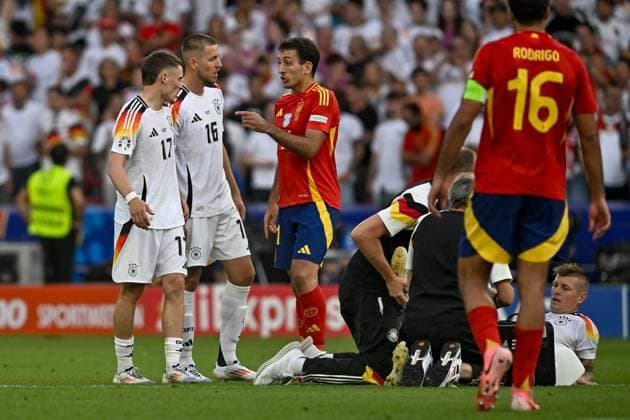 Toni Kroos 8 Germany injured with calf cramp on the ground treated by paramedic 05 07 2024 European Football Championship in Germany Spain vs Germany , Neckarpark Stadion, Stuttgart, Baden Württemberg Germany Copyright: xpepphotox xHorstxMauelshagenx pep00321, pep_20240705_hm