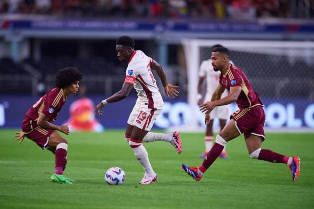 RECORD DATE NOT STATED Copa America USA 2024 Venezuela vs Canada - Quarter-final Eduard Bello (L) of Venezuela, Alphonso Davies (C) of Canada and Alexander callers (R) of Venezuela during the CONMEBOL Copa America 2024 Quarter-final match between Venezuela and Canada, at AT-T Stadium, on July 05, 2024 in Arlington, Texas, United States. ARLINGTON TEXAS UNITED STATES  Copyright: xJosexLuisxMelgarejox 20240705200626_CA_QF_2024_VEN_CAN_DAVIES50