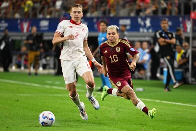 RECORD DATE NOT STATED Copa America USA 2024 Venezuela vs Canada - Quarter-final Jefferson Soteldo (L) of Venezuela fights for the ball with Alistair Johnston (R) of Cabana during the CONMEBOL Copa America 2024 Quarter-final match between Venezuela and Canada, at AT-T Stadium, on July 05, 2024 in Arlington, Texas, United States. ARLINGTON TEXAS UNITED STATES  Copyright: xDavidxLeahx 20240705200924_CA_QF_2024_VEN_CAN_SOTELDO61